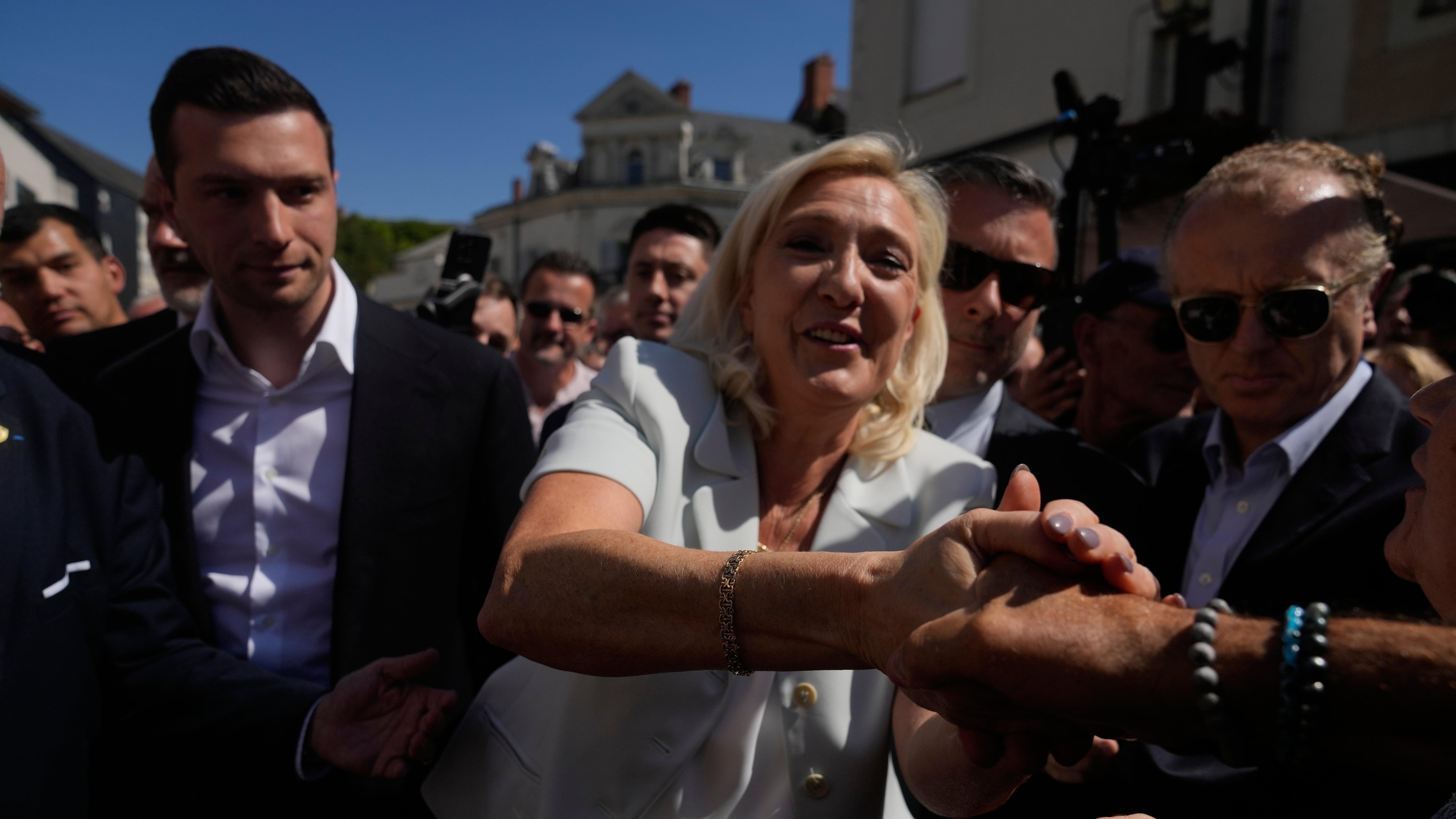 Marine, bagno di folla e slogan rubato a Macron