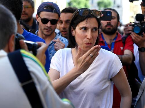 “Meglio essere al Pride che da Vespa”. Schlein attacca Conte
