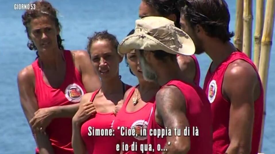 Isola dei Famosi, Raz perde il consenso del gruppo a causa di una cotoletta