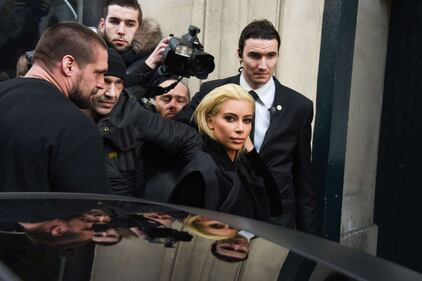 Kardashian cambia look: caschetto biondo platino 6