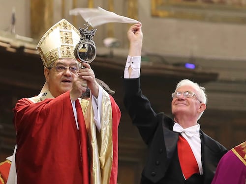 San Gennaro ha sciolto il sangue nelle ampolle: è avvenuto il miracolo