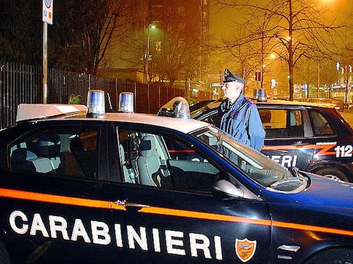 Esce dal carcere e assale la famiglia col martello