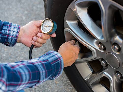 Auto, cosa controllare prima di mettersi in viaggio: 8 check da non sottovalutare