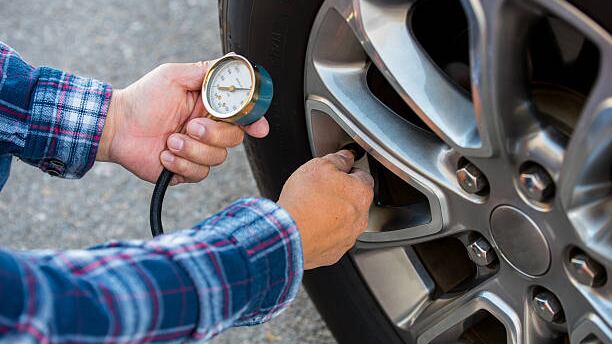 Auto, cosa controllare prima di mettersi in viaggio: 8 check da non sottovalutare