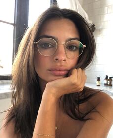 Emily Ratajkoswki, nudo totale sui social 20