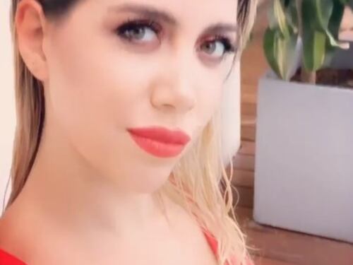 Wanda Nara, sexy in costume rosso su Instagram