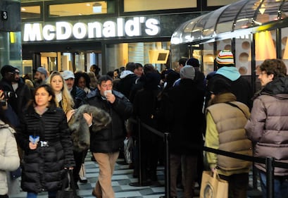 Coda a Milano davanti al nuovo McDonald's 6