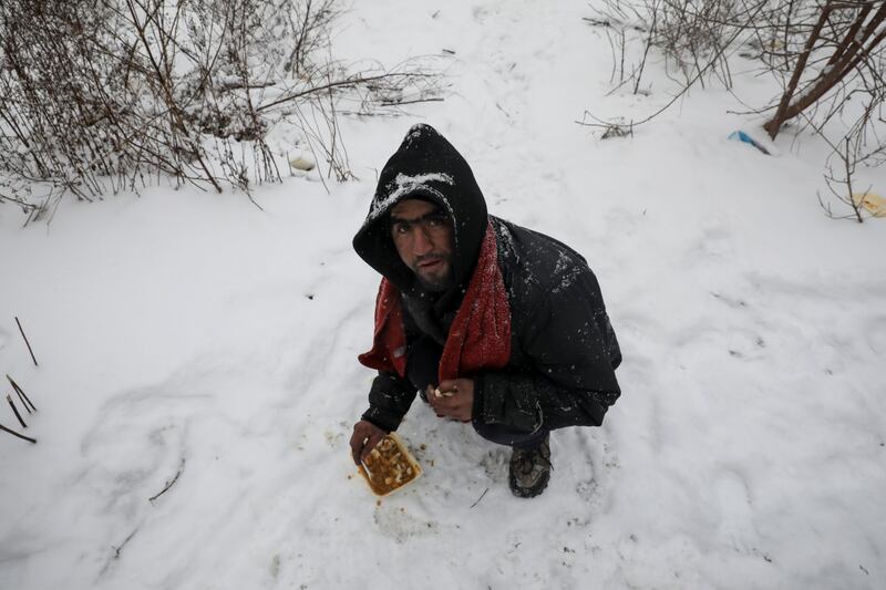 Migranti in fila nella neve a Belgrado 15