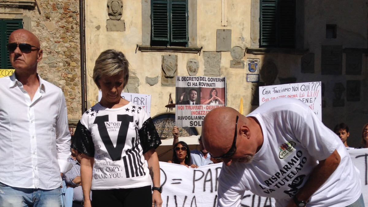 Etruria, i risparmiatori a casa Boschi bruciano bandiere del Pd