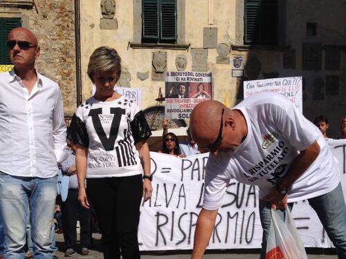 Etruria, i risparmiatori a casa Boschi bruciano bandiere del Pd