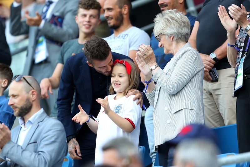 David Beckham attaccato da stampa, tv e social per aver baciato sua figlia 10