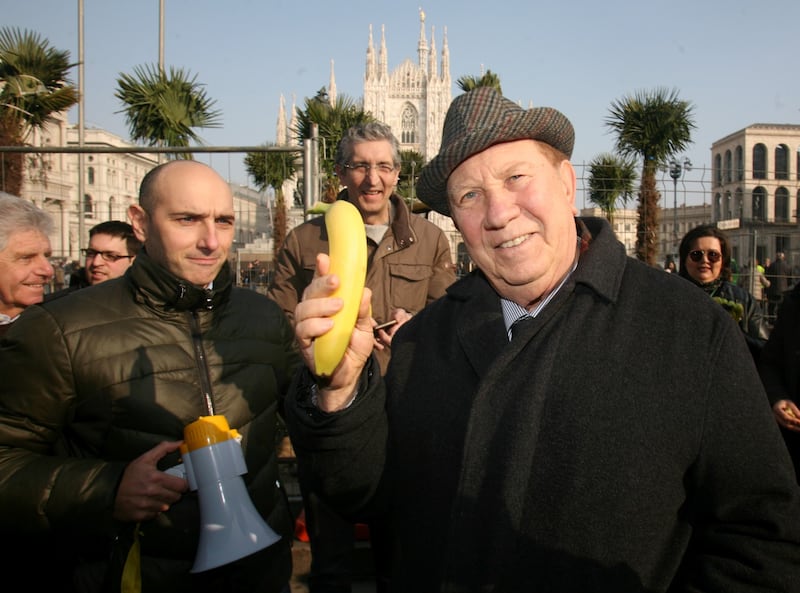 Piazza Duomo, la Lega distribuisce le banane 14