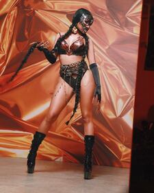Nicky Minaj sexy con un abito di serpenti 5
