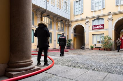 Palazzo in fiamme nel centro storico di Milano 3
