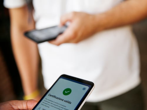 Arriva il "nuovo" green pass: ecco come cambia per tutti