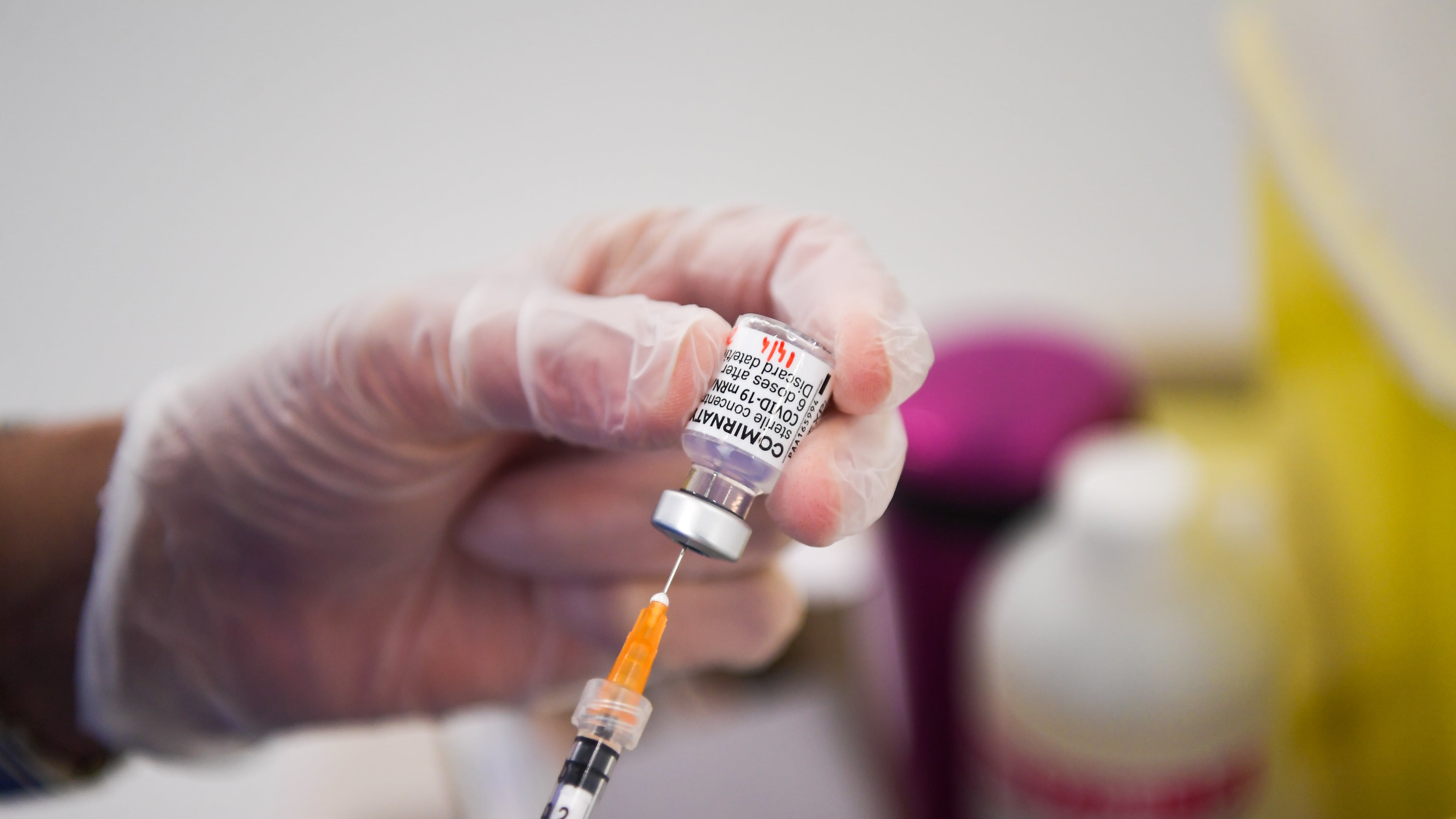 "Non generano varianti". Smontata un'altra fake news sui vaccini
