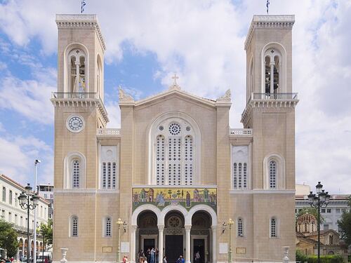 La Grecia vieta gli eventi pubblici, ma è scontro con la Chiesa ortodossa