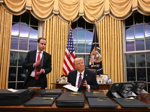 "Noi amiamo lo Studio Ovale". Così cambia l'ufficio del 47esimo presidente americano