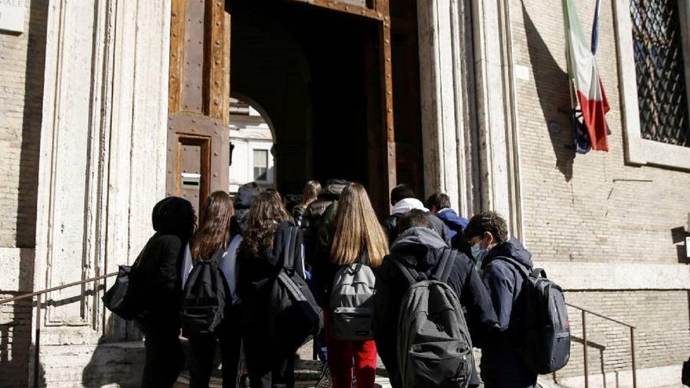 "Saranno sospesi": cosa succede tra i banchi a chi non ha il green pass