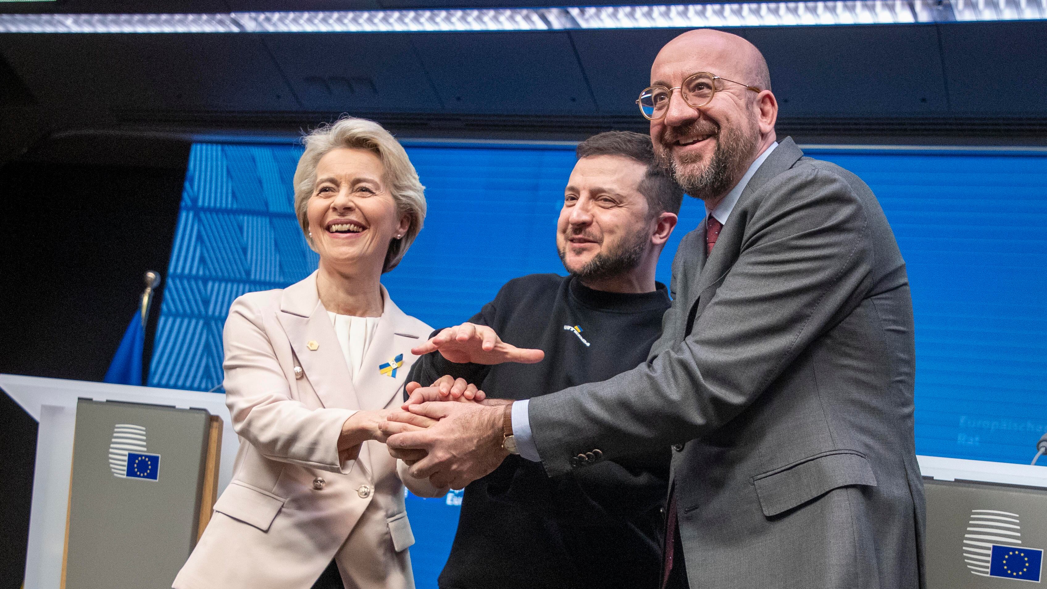Zelensky a Bruxelles per la prima volta. In pressing su armi e ingresso in Europa
