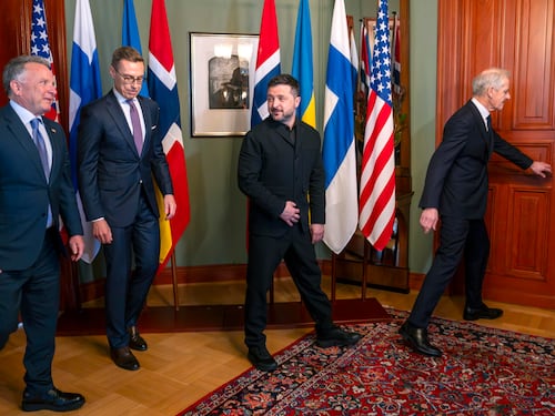 Droni russi su un ospedale di Kiev. Nyt: “Trump vuole accordo da Zelensky, ceda territori e avrà benefici”