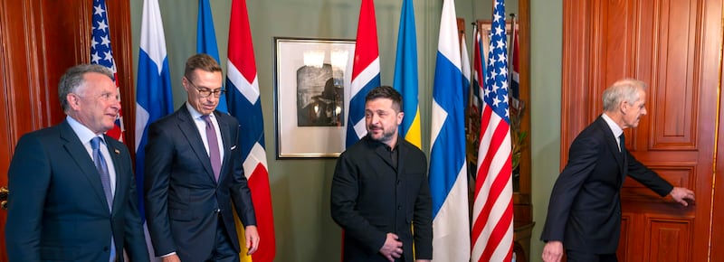 Droni russi su un ospedale di Kiev. Nyt: “Trump vuole accordo da Zelensky, ceda territori e avrà benefici”