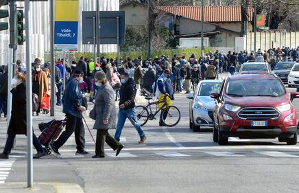 L'esercito dei nuovi poveri in coda al Pane Quotidiano di Milano: la coda è lunghissima 4