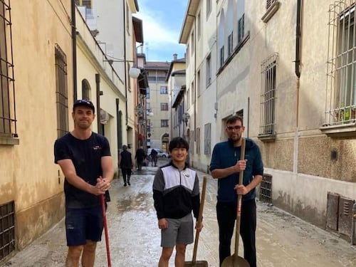 Il pilota F1 Yuki Tsunoda spala il fango a Faenza: "Una notte orribile, aiutateci"