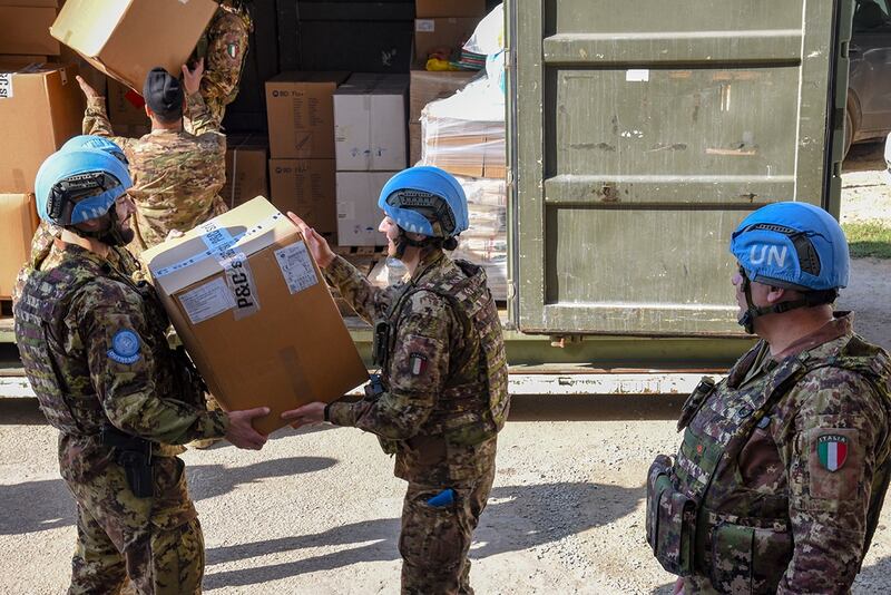 I  “caschi blu” italiani consegnano aiuti umanitari in Libano 3