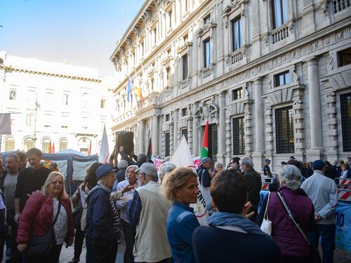 San Siro, per la vendita è il giorno decisivo. Vota il consiglio, proteste fuori da Palazzo Marino