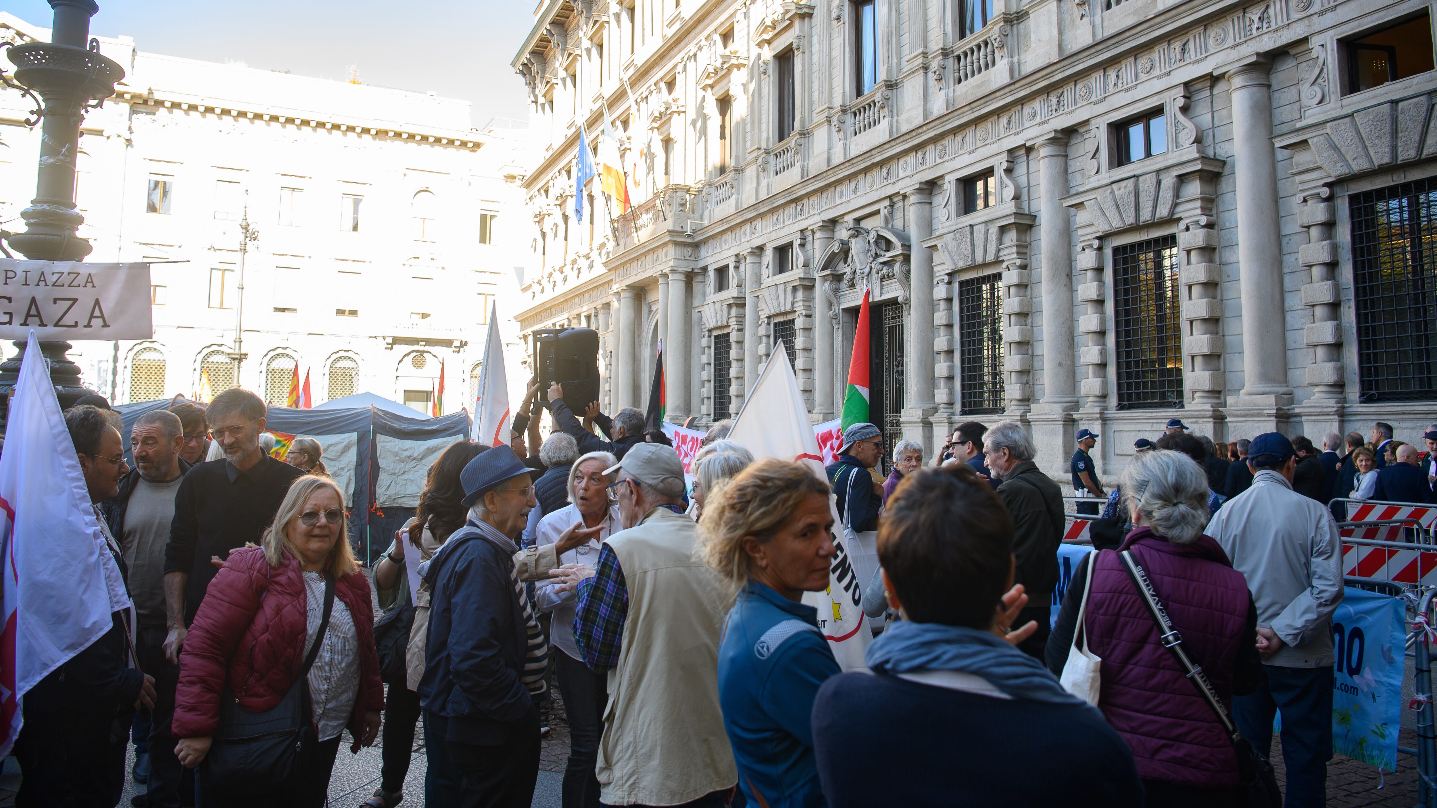 San Siro, per la vendita è il giorno decisivo. Vota il consiglio, proteste fuori da Palazzo Marino