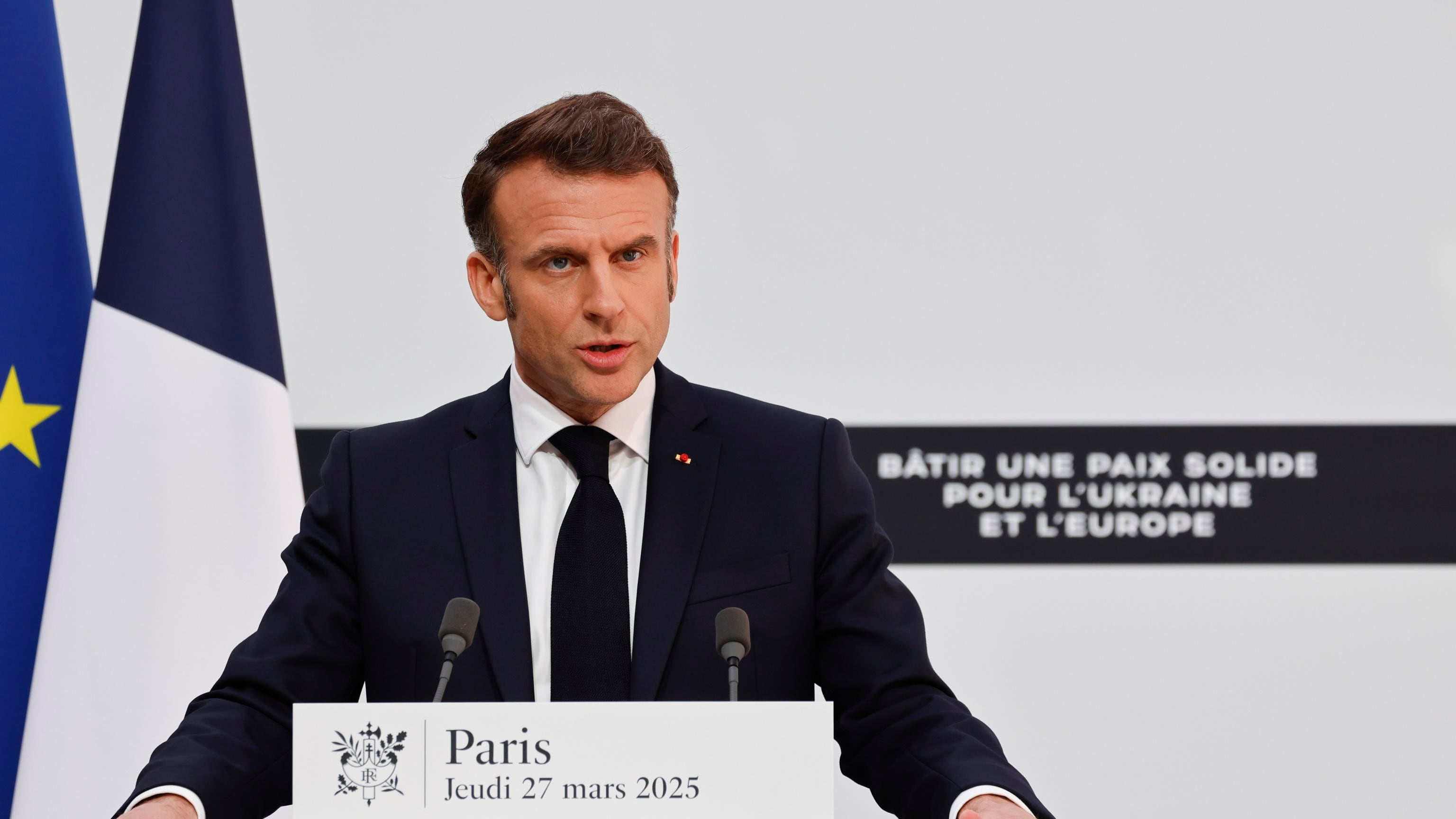 Un Macron frenetico per paura di sparire
