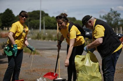 Rifiuti, i militanti dem puliscono le strade di Roma 8