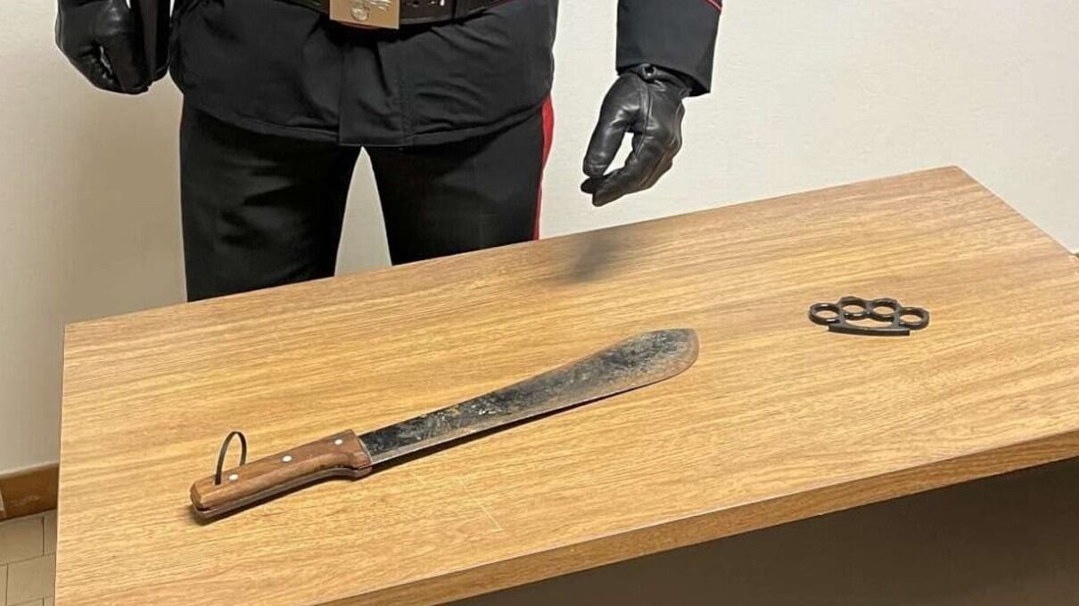 A scuola con un machete nello zaino: nei guai un 14enne
