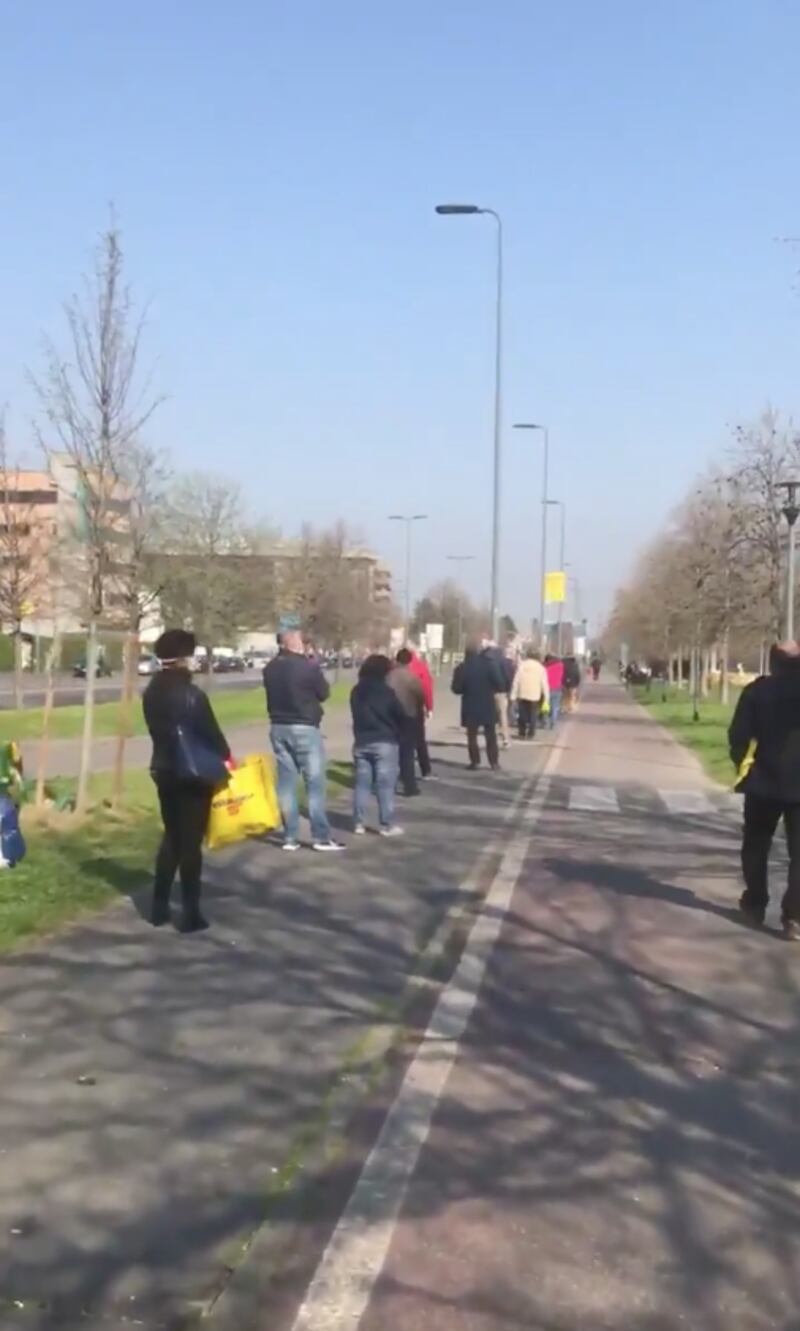 Milano, code ai supermercati 3