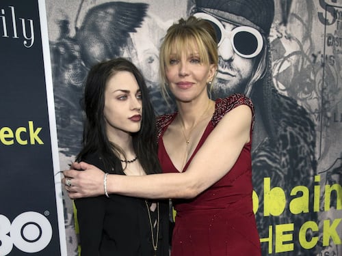 Frances Bean Cobain e Courtney Love, madre e figlia si riavvicinano: foto