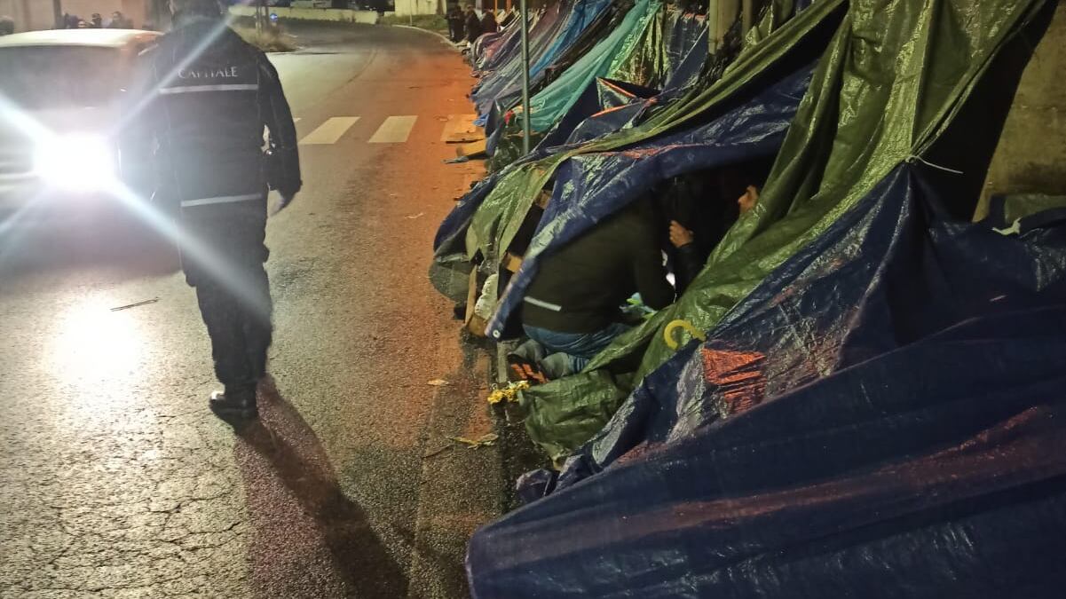 Tende e giacigli in strada: l'accampamento abusivo degli immigrati davanti alla Questura