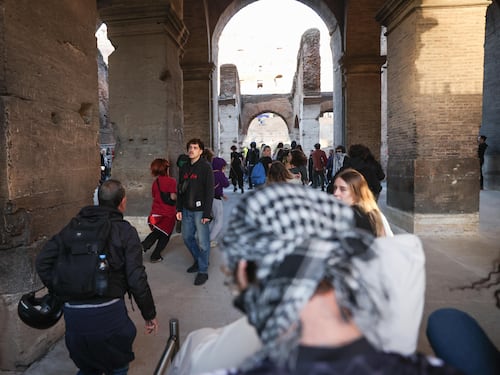 Roma, Colosseo occupato dai manifestanti