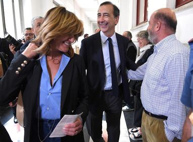 Da Berlusconi a Parisi: i big votano a Milano 12