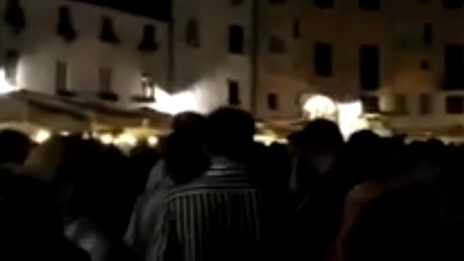 Rissa tra stranieri e italiani, parte un colpo di pistola: terrore in piazza