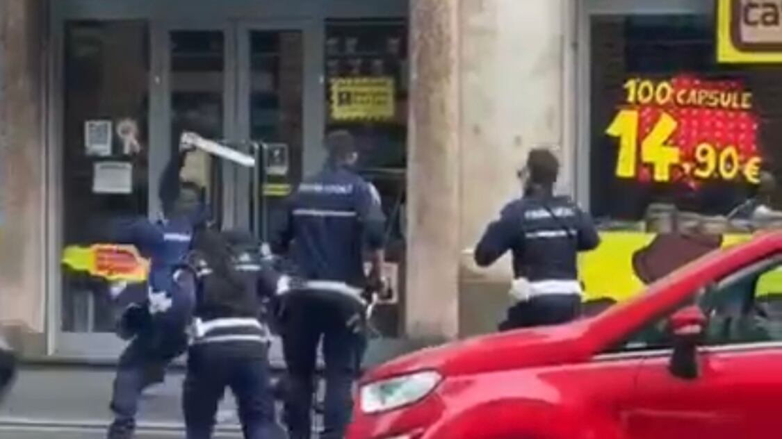 Violenza choc in centro: l'immigrato prende a bastonate gli agenti