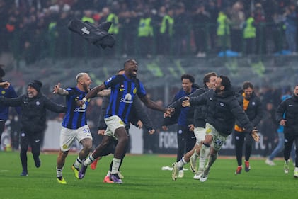 Esplode la gioia dei giocatori dell'Inter dopo la vittoria nel derby 6