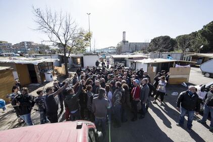 Salvini fra le baracche dei rom: "Da incivili vivere in un campo" 14