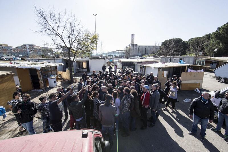 Salvini fra le baracche dei rom: "Da incivili vivere in un campo" 14
