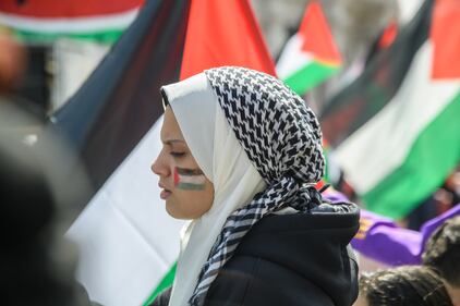 Il 25 aprile di Milano senza il Tricolore: "l'invasione" del vessillo palestinese per la Liberazione 4
