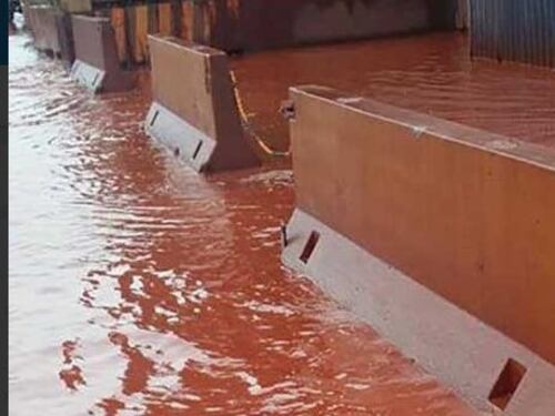 Taranto, fiume rosso lungo le strade vicino all'Ilva