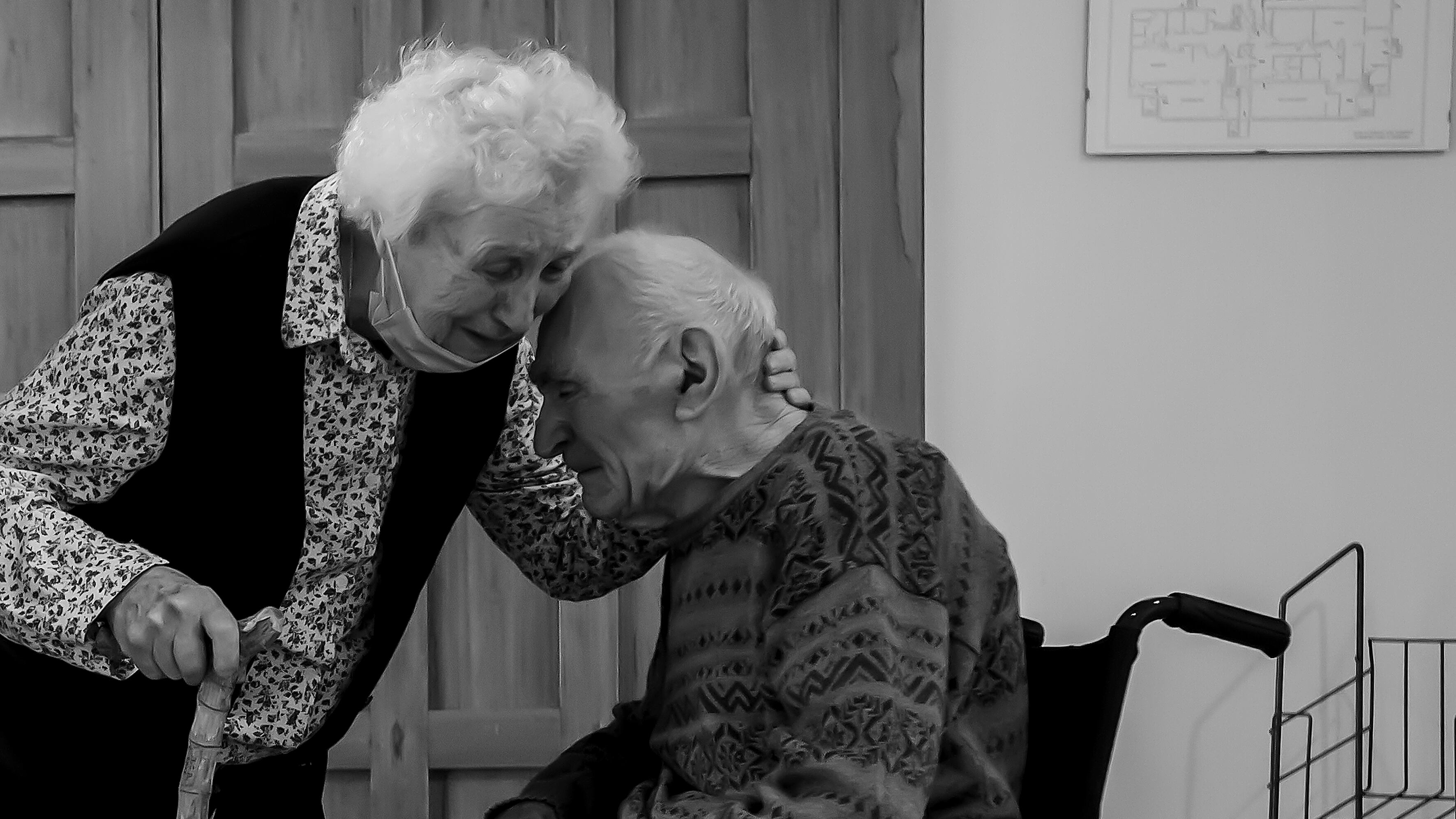 L'abbraccio dei centenari separati dal coronavirus: "Non ci lasceremo più"