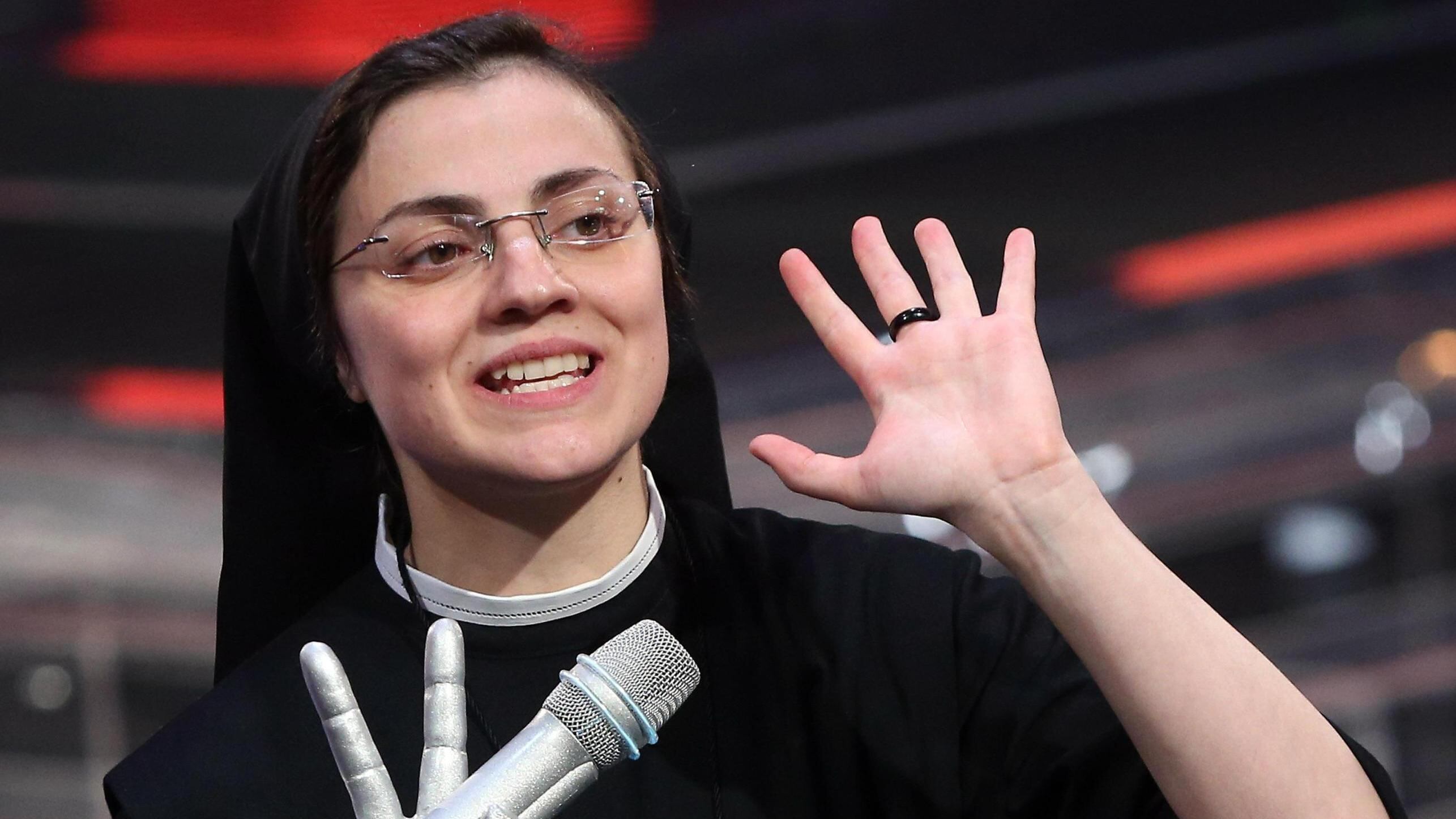 Suor Cristina stravince ma ora per cantare aspetta la benedizione