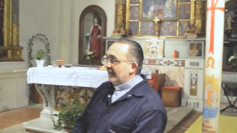 Avellino, il prete apre la messa sulle note di "Soldi" di Mahmood