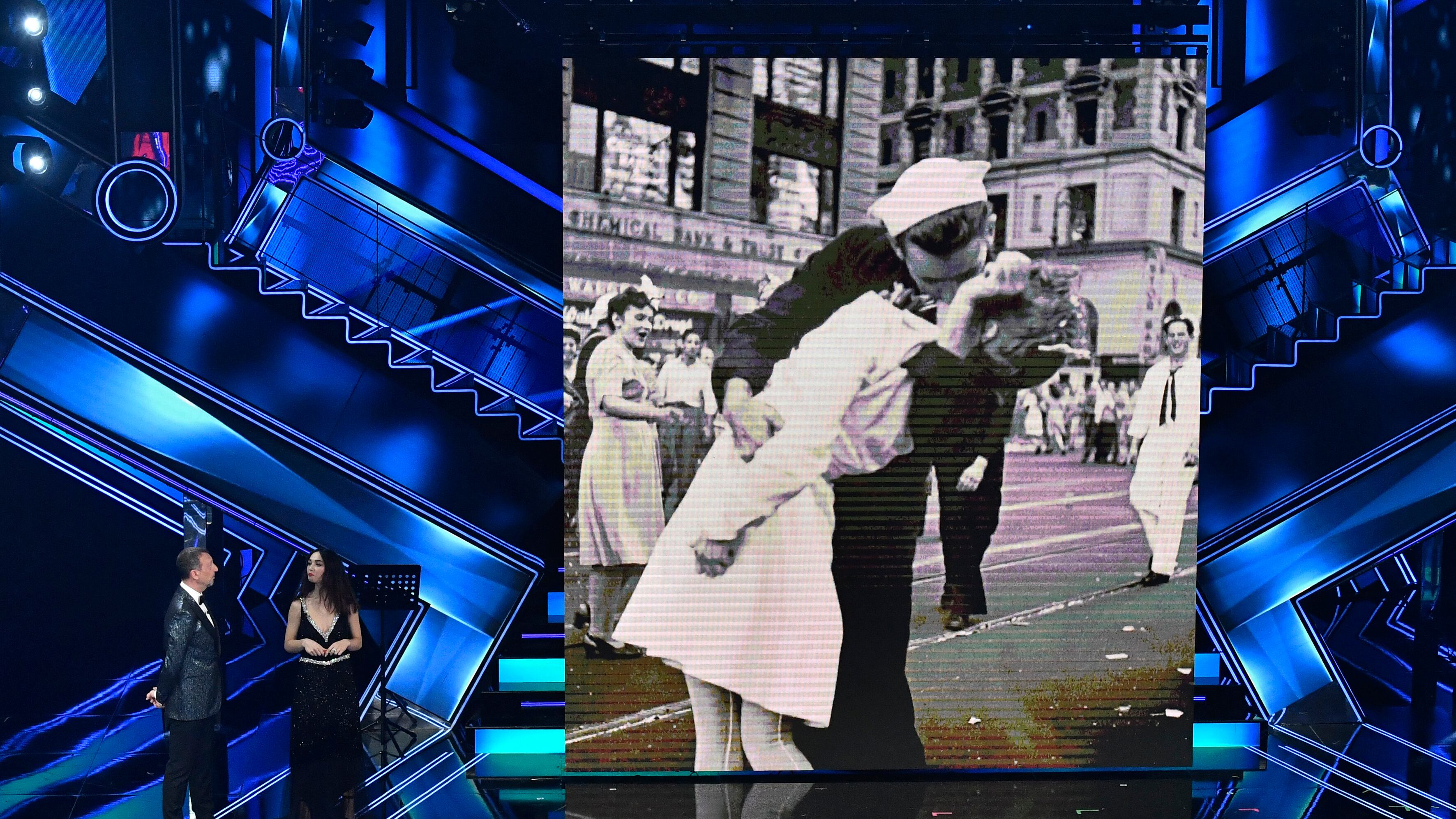 Sanremo, Matilda De Angelis mostra la foto del bacio ma sbaglia la storia